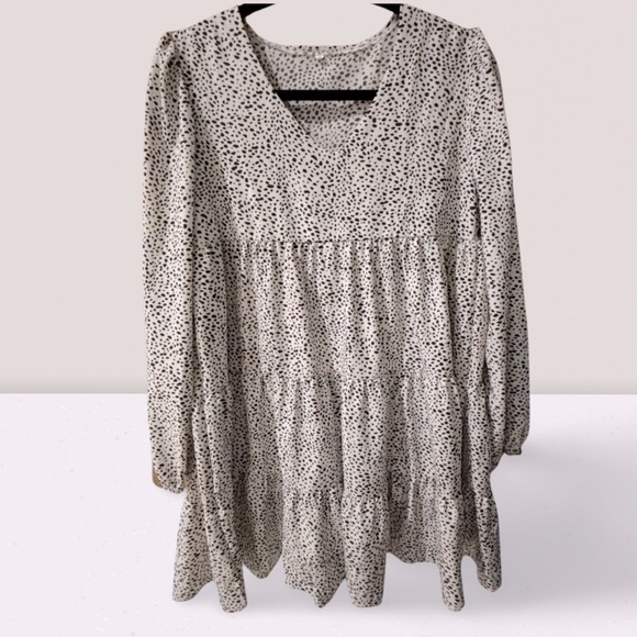 White Black-Speckled Print, Tiered Dress with Subtle Shoulder Puff - Picture 5 of 5